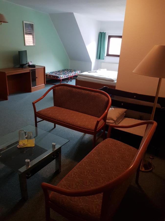 Hotel Zur Altstadt Calbe Exteriör bild